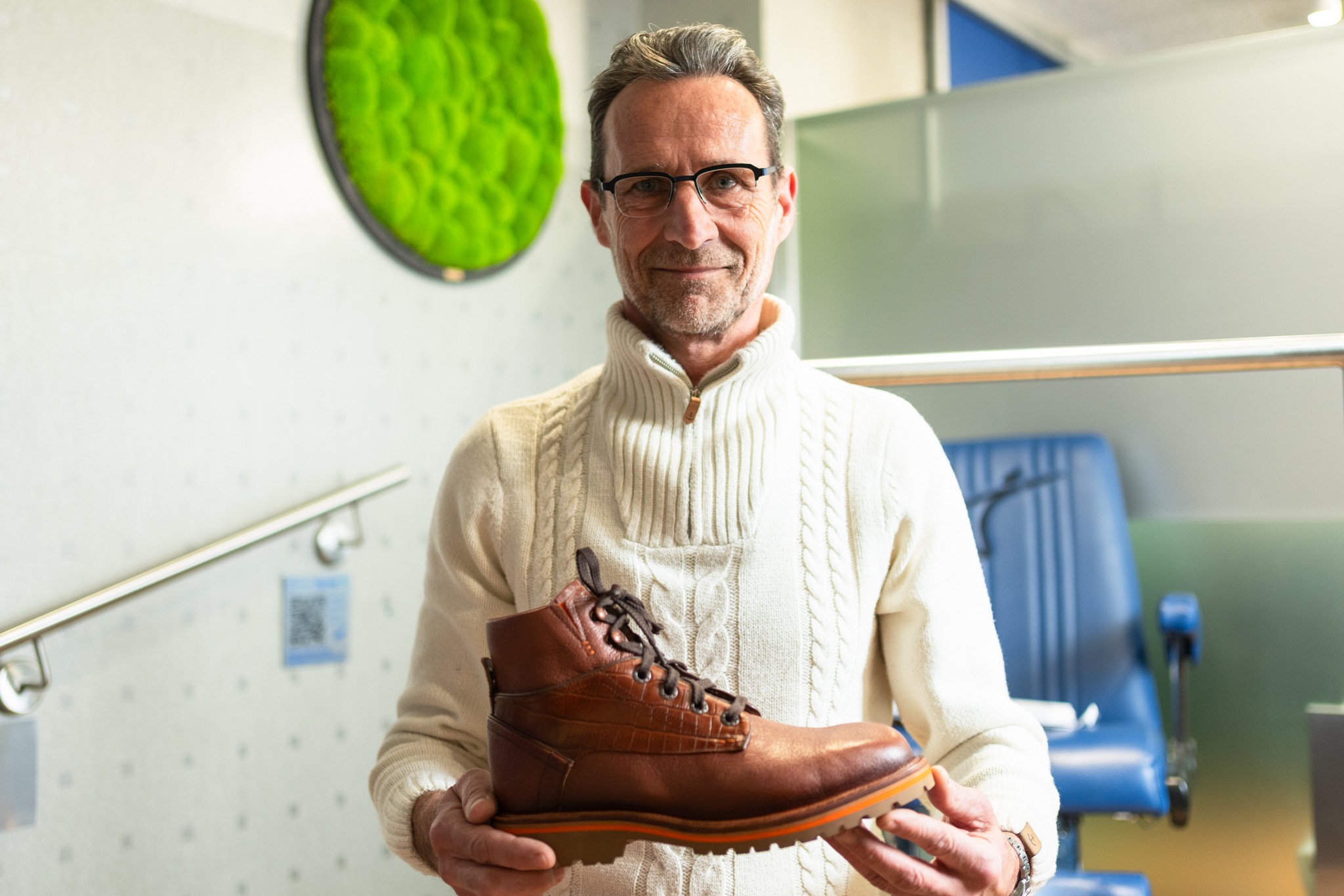 Kunde bei der Schuhberatung mit einem Orthop&auml;dietechniker bei Jordan Schuhtechnik