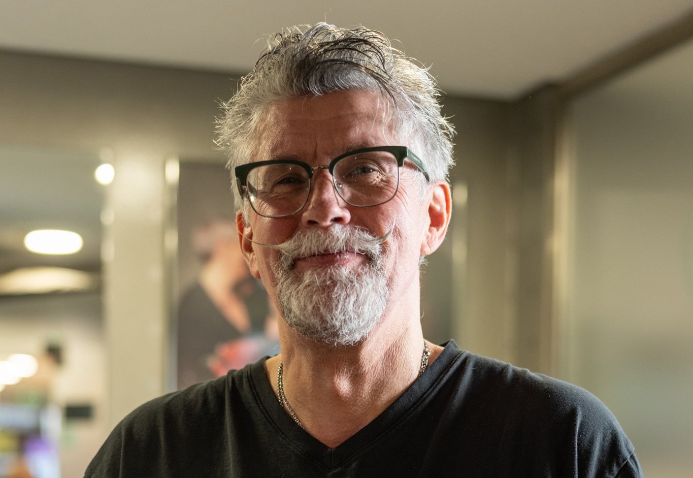 Kundenfoto &ndash; Mann mit Brille und Bart f&uuml;r den Bewertungsbereich der Jordan Orthop&auml;dieschuhtechnik