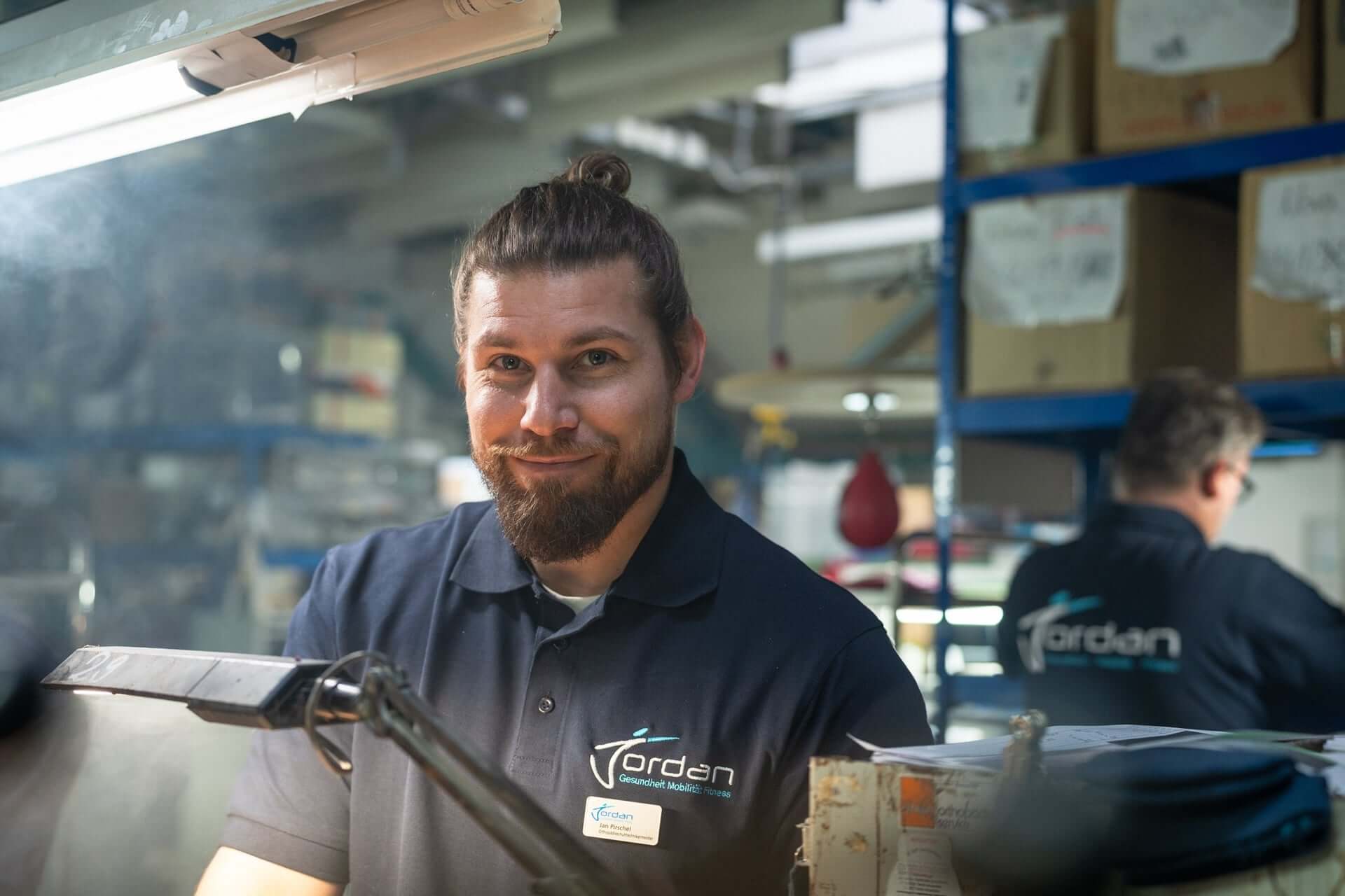 Fachmann der Jordan Orthopädieschuhtechnik bei der Schuhproduktion in der Werkstatt