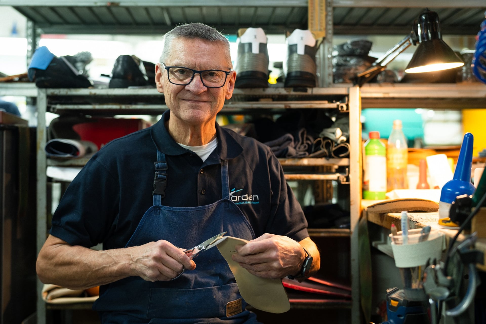 Orthopädietechniker-Meister bei Jordan lächelt in der Werkstatt