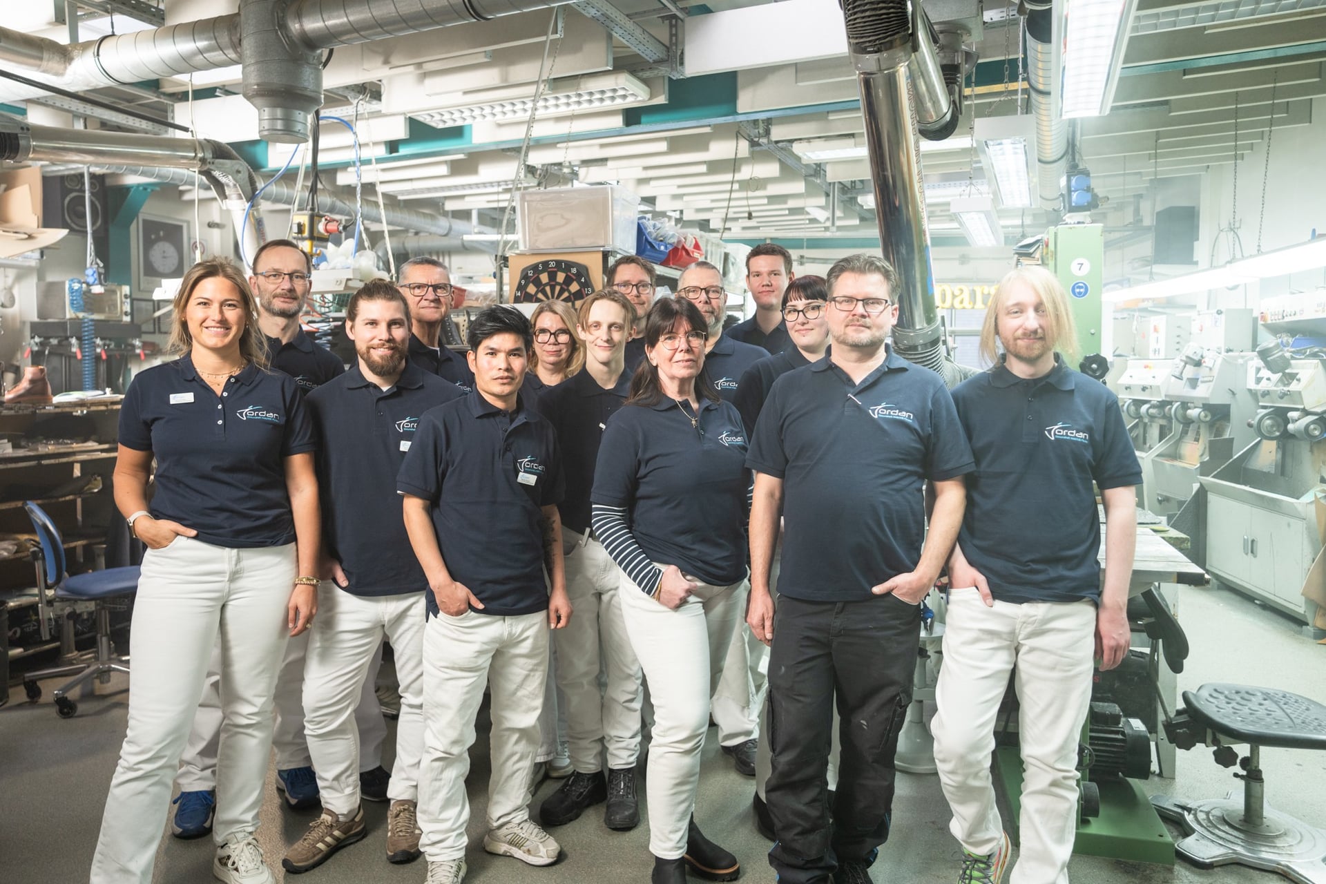 Team der Jordan Orthopädieschuhtechnik posiert gemeinsam in der Werkstatt